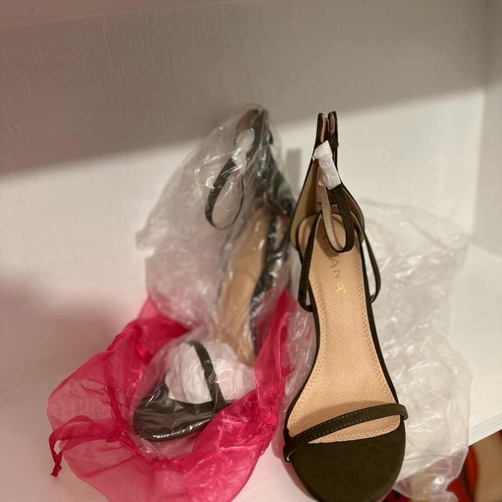 Sexy green heels in search of new home